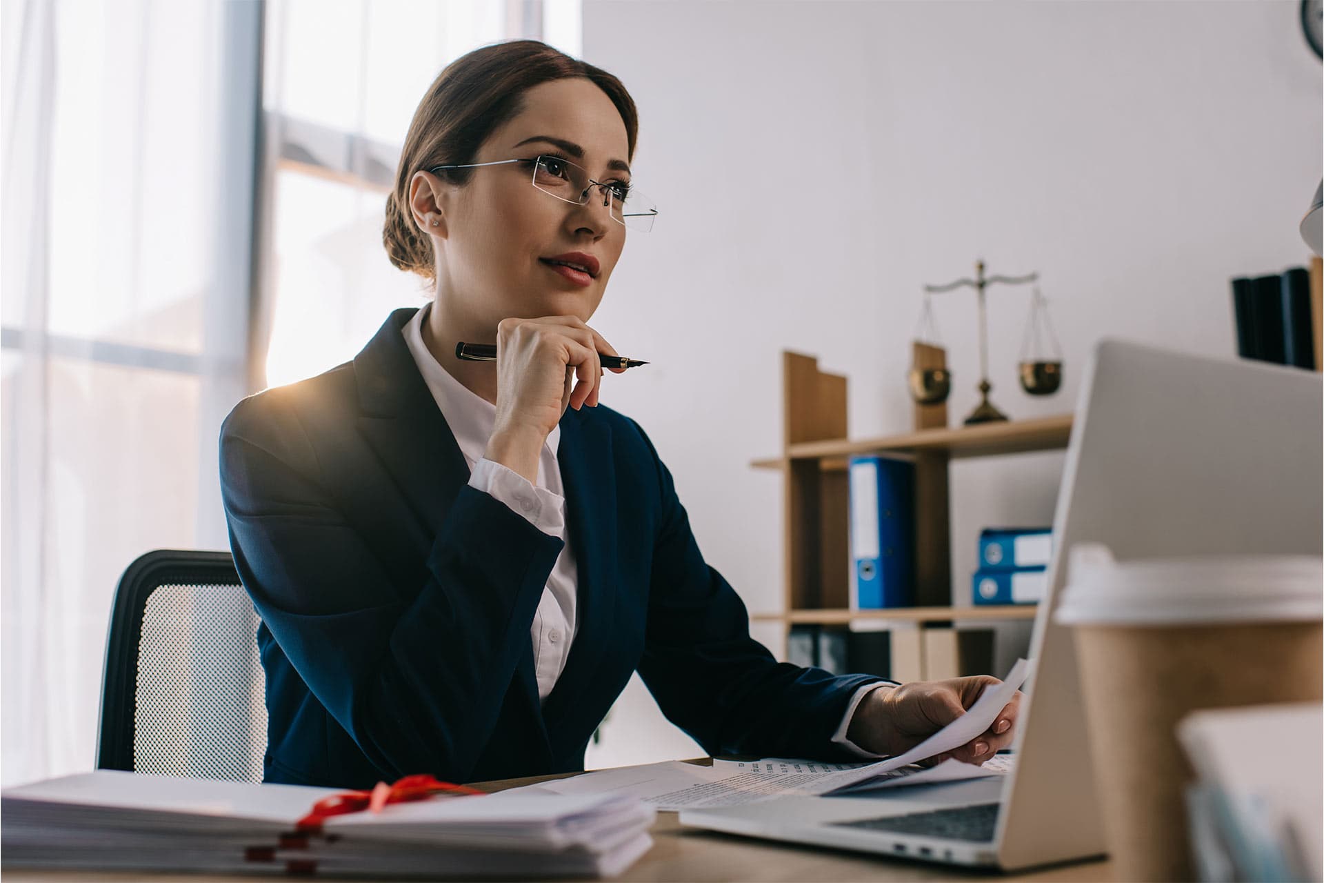Ejecutiva trabajando en escritorio moderno